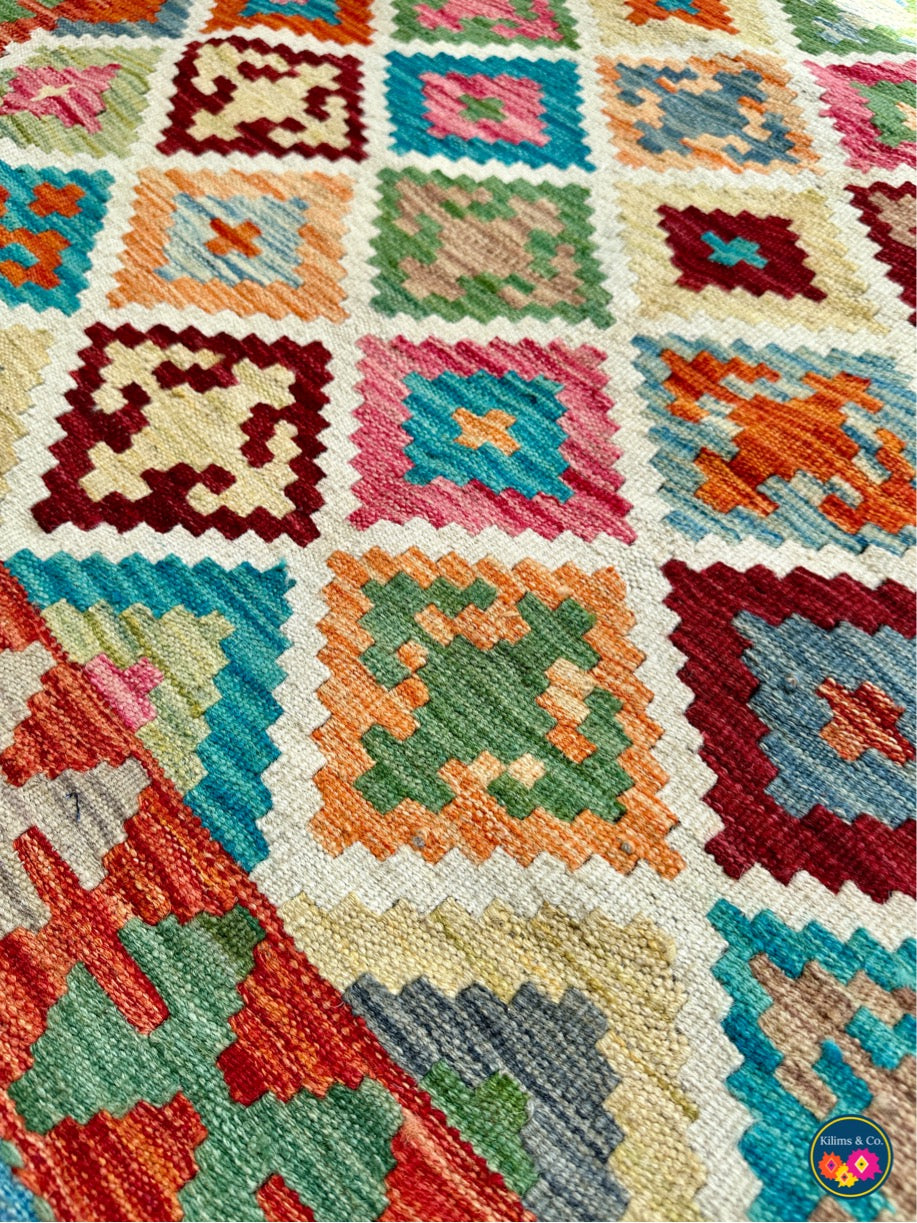 Square wool kilim 5’0x5’2