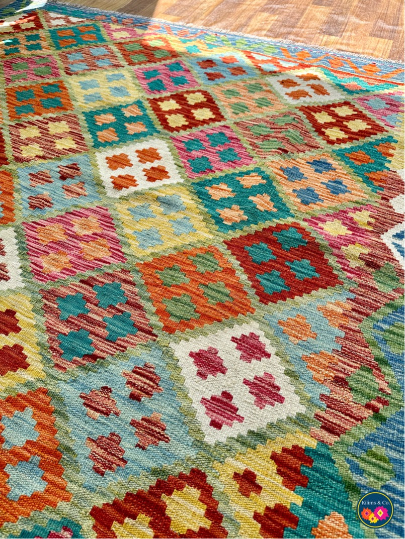 Square wool kilim 5’1x5’0